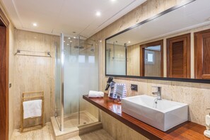 Shower, hair dryer, bidet, towels - Can Pedro, elegant villa in Llenaire 3 min walk from the beach! (Port de Pollença)