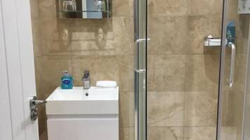 Deluxe Double Room | Bathroom