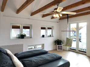 Travel cot, free WiFi, bed sheets - Modern & centrally located vacation home (Memmingen)