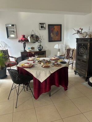 Dining - 5 minutes walk from the beach  (Albitreccia)