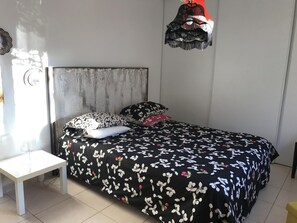 2 slaapkamers, een strijkplank/strijkijzer, gratis wifi, beddengoed