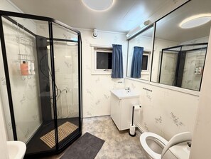 Dusj, hårføner, håndklær og såpe