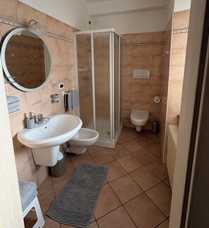 Dusche, Haartrockner, Bidet, Handtücher