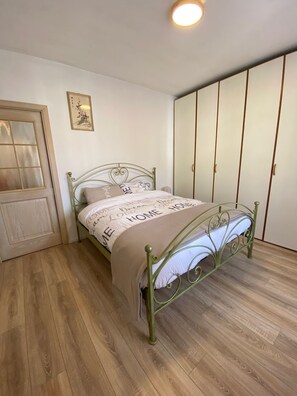 Bügeleisen/Bügelbrett, Internetzugang, Bettwäsche