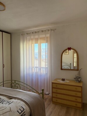 Tabla de planchar con plancha, internet y ropa de cama 