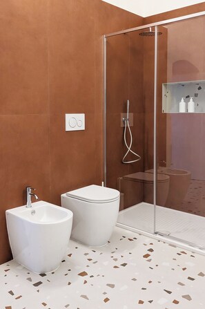 Hair dryer, bidet, towels, soap - Vacation home in the center of a Ligurian village, with panoramic terrace overlooking the sea (Civezza)