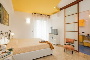 Apartamento, balcón, vistas al jardín | Caja fuerte, tabla de planchar con plancha, wifi gratis