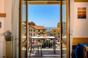 Appartamento, balcone, vista mare parziale | Cucina privata | Seggiolone