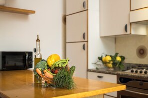 Apartamento, balcón, vistas parciales al mar | Cocina privada | Trona infantil