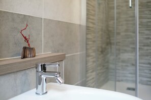 Condo, sacada, vista para o jardim | Banheiro | Chuveiro, toalhas de banho, sabonete, shampoo