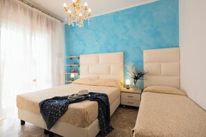 Apartamento, sacada, vista parcial para o mar | Cofres nos quartos, ferros/tábuas de passar roupa, Wi-Fi de cortesia