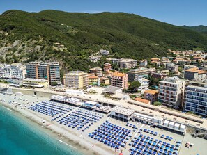 Una spiaggia nelle vicinanze