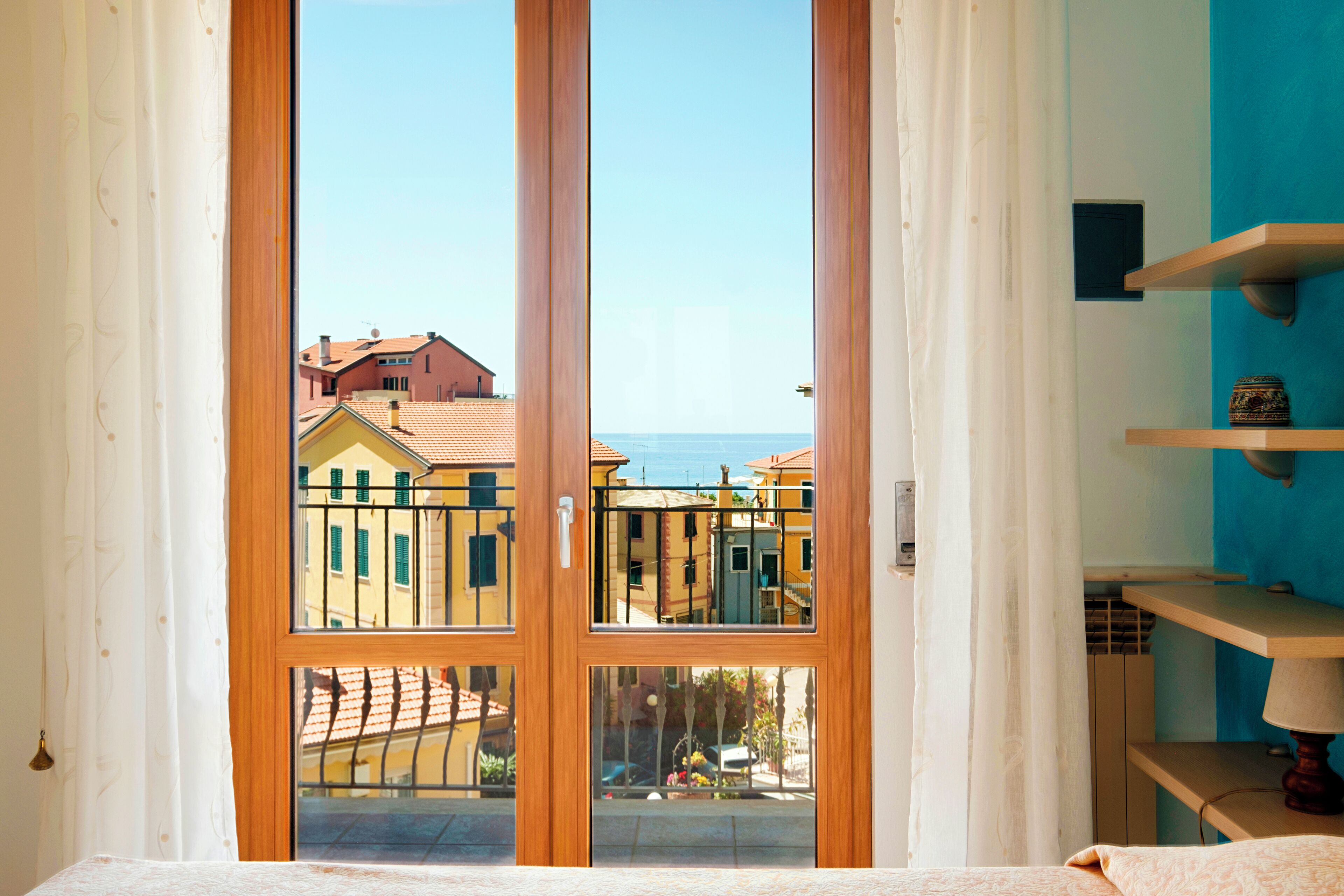 Caja de seguridad en la habitación y tabla de planchar con plancha 