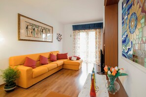 Apartamento, balcón, vistas parciales al mar | Zona de estar | Una televisión de pantalla plana