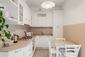 Geladeira, micro-ondas, fogão, lava-louças