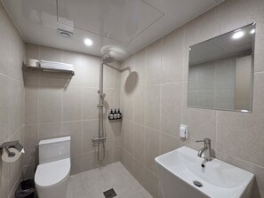 Twin Room | Bathroom | Hair dryer, towels, soap, shampoo - HOTEL SOONSU SUWON (Suwon)
