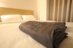 Standard Double Room | Free WiFi, bed sheets - HOTEL SOONSU SUWON (Suwon)