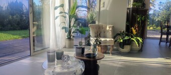 Quiet & bright house, heated pool, south-facing garden