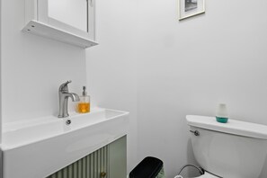 Haartrockner, Handtücher, Seife, Toilettenpapier