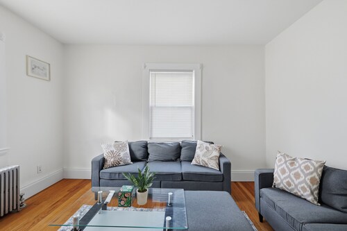 Newly Renovated 3Br Apt Near Boston + Parking