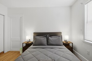 WiFi, bed sheets - Newly Renovated 3Br Apt Near Boston + Parking (Newton)