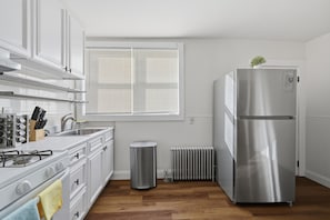 Private kitchen - Newly Renovated 3Br Apt Near Boston + Parking (Newton)