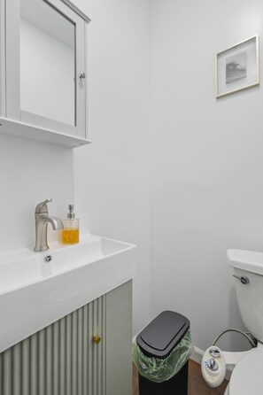 Haartrockner, Handtücher, Seife, Toilettenpapier