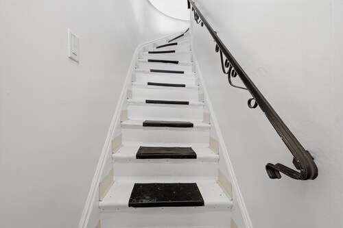 Newly Renovated 3Br Apt Near Boston + Parking