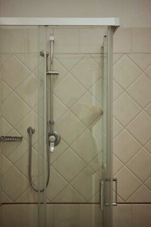 Dusche, Haartrockner, Bidet, HandtĂŒcher