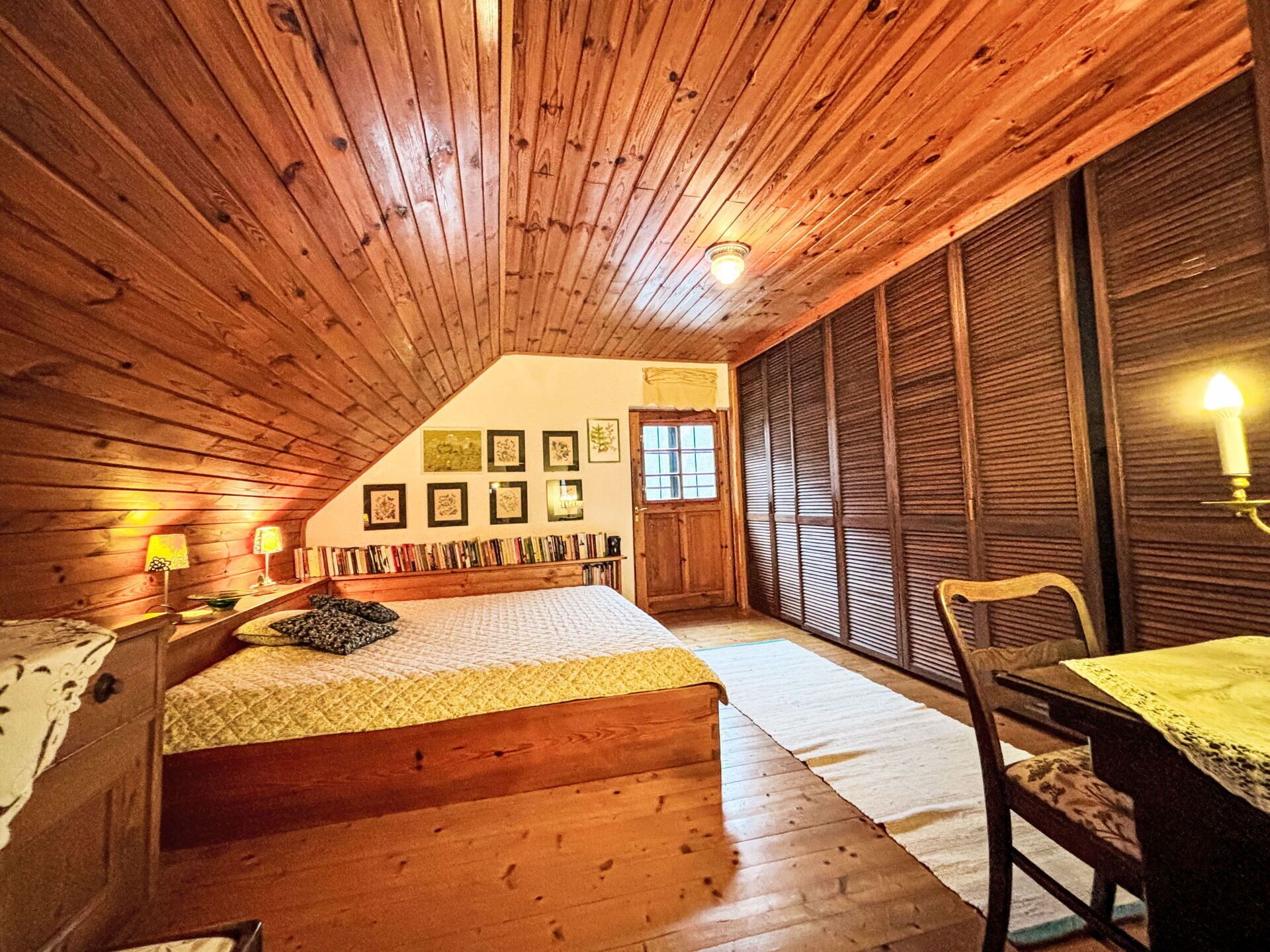 Travel crib, free WiFi