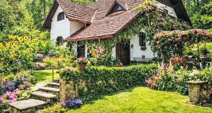 Stunning private villa for 10 guests with WIFI, TV, patio and pets allowed