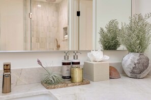 Een douche, een haardroger, handdoeken