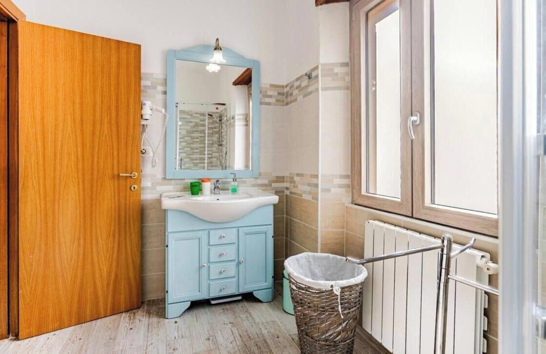 Douche, sèche-cheveux, bidet, serviettes fournies