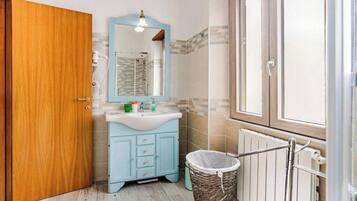 Douche, sĂšche-cheveux, bidet, serviettes fournies