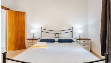 2 dormitorios, caja fuerte, tabla de planchar con plancha