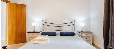 2 chambres, coffres-forts dans les chambres, fer et planche à repasser