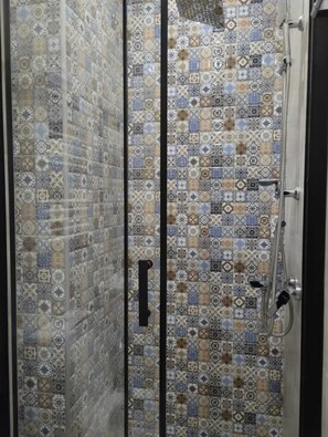 Habitación triple Deluxe, balcón, vista al río | Baño | Regadera, secadora de cabello, pantuflas, toallas 