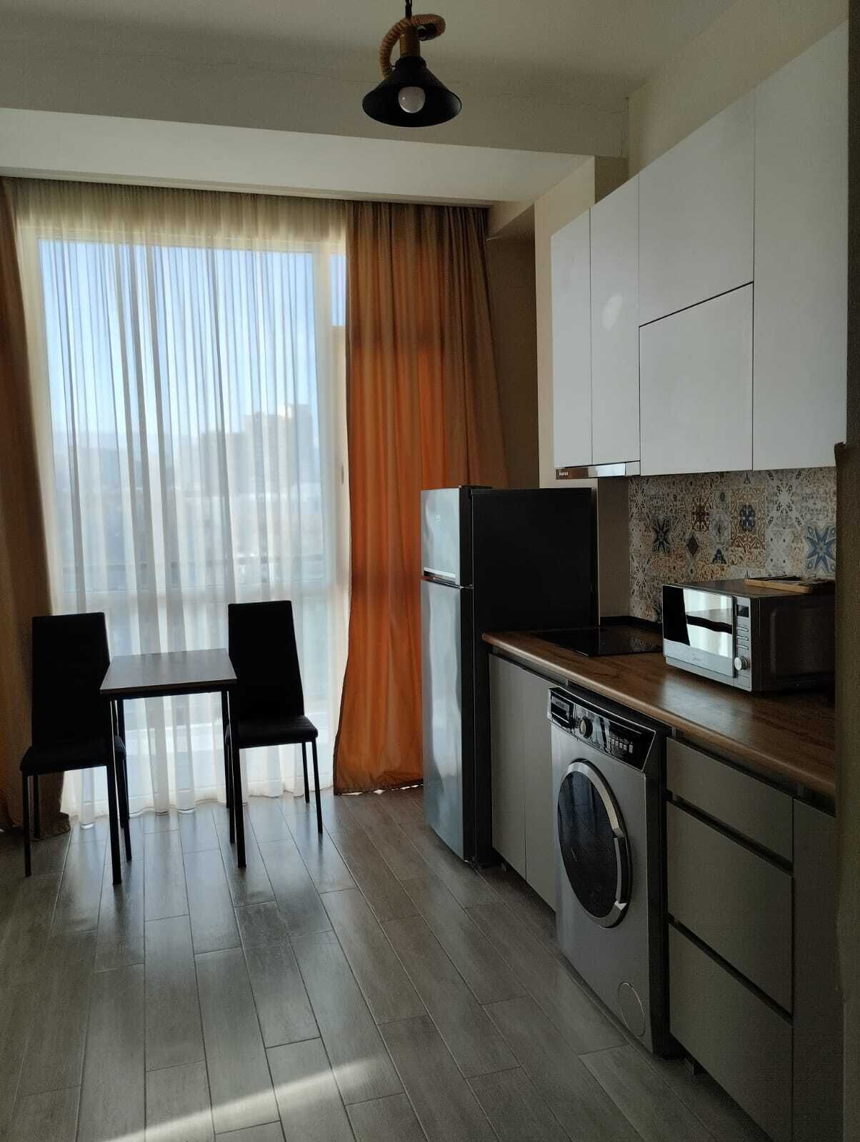 Habitación triple Deluxe, balcón, vista al río | Cocina privada | Microondas 