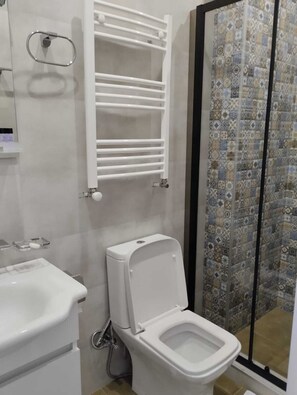 Habitación triple Deluxe, balcón, vista al río | Baño | Regadera, secadora de cabello, pantuflas, toallas 