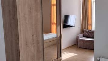 Deluxe Triple Room, Balcony, River View | Interior