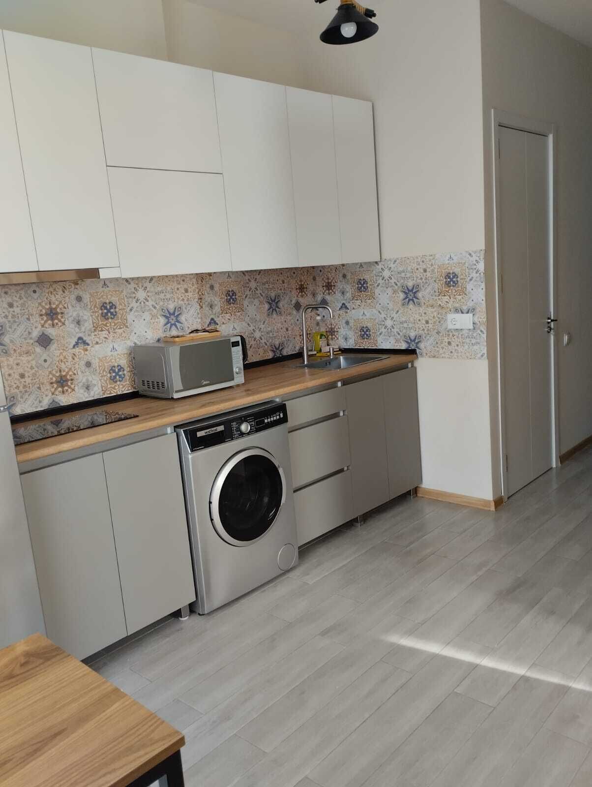 Deluxe Triple Room, Balcony, River View | Private kitchen | Microwave