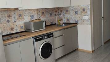 Deluxe Triple Room, Balcony, River View | Private kitchen | Microwave