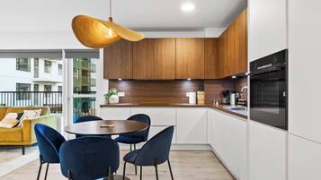 Fridge, oven, stovetop, dishwasher