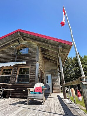 Outdoor dining - The house on the Bras d'Or - time out in Canada's natural paradise on Cape Breton Island (River Denys)