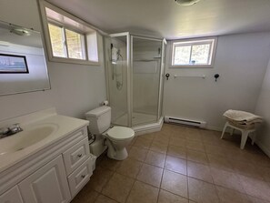 Hair dryer, towels, soap, toilet paper - The house on the Bras d'Or - time out in Canada's natural paradise on Cape Breton Island (River Denys)