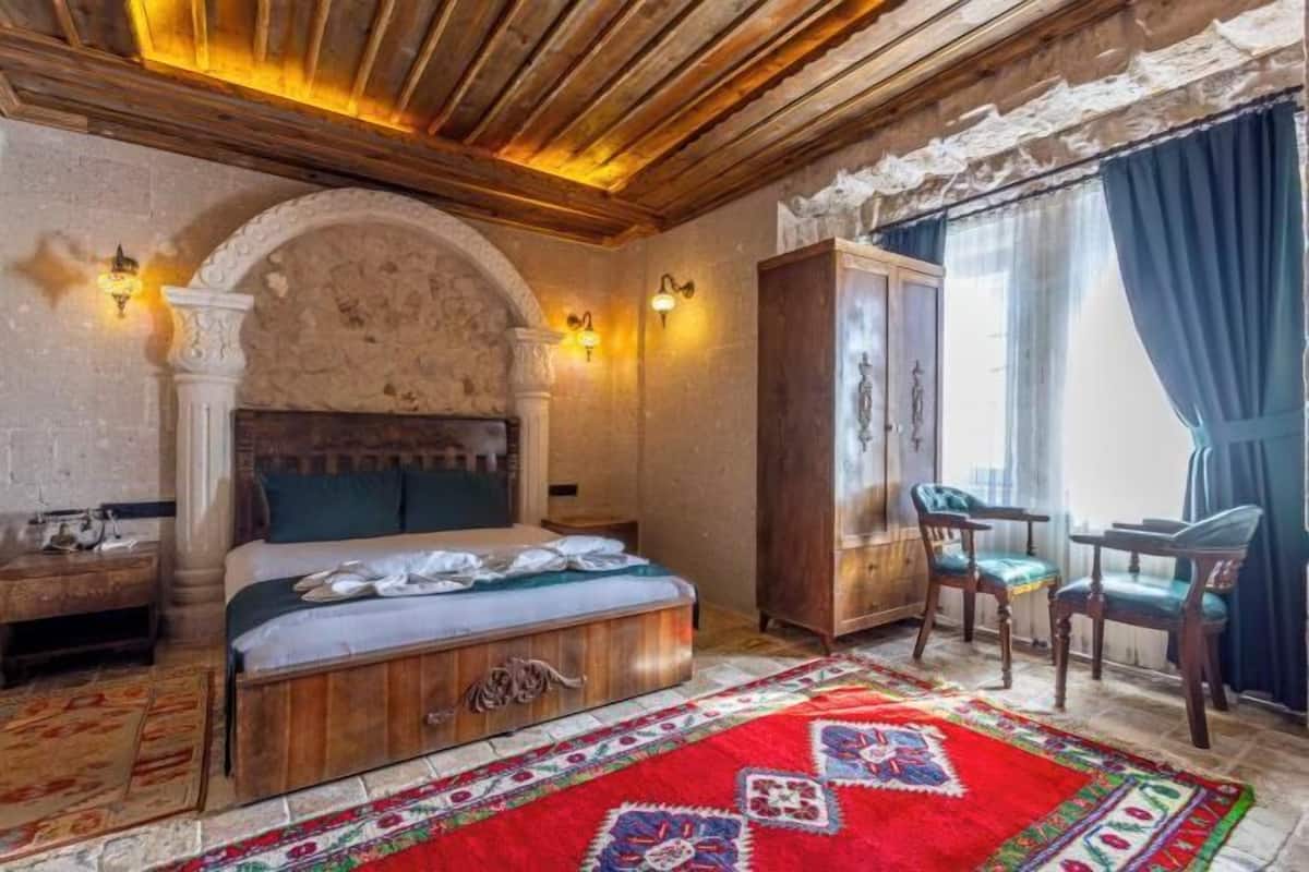 Desk, soundproofing, free WiFi