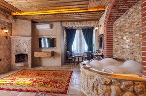 Habitación de lujo doble, balcón, vistas al complejo turístico | Baño | Ducha, secador de pelo, toallas y jabón