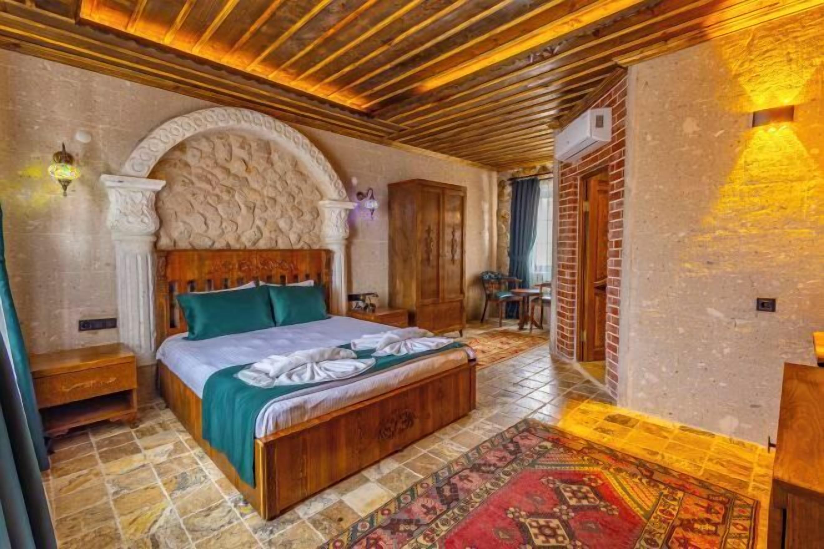 Una scrivania, insonorizzazione, Wi-Fi gratuito