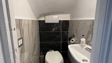 Toalettartikler (inkludert), håndklær, såpe og sjampo