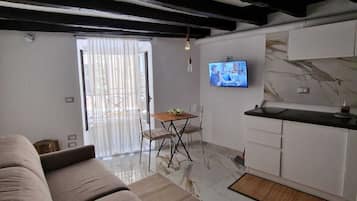 En 50-tommers smart-TV med kabel-kanaler